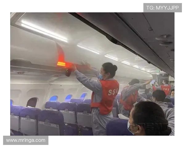 飞机客舱紧急撤离的声光引导指示